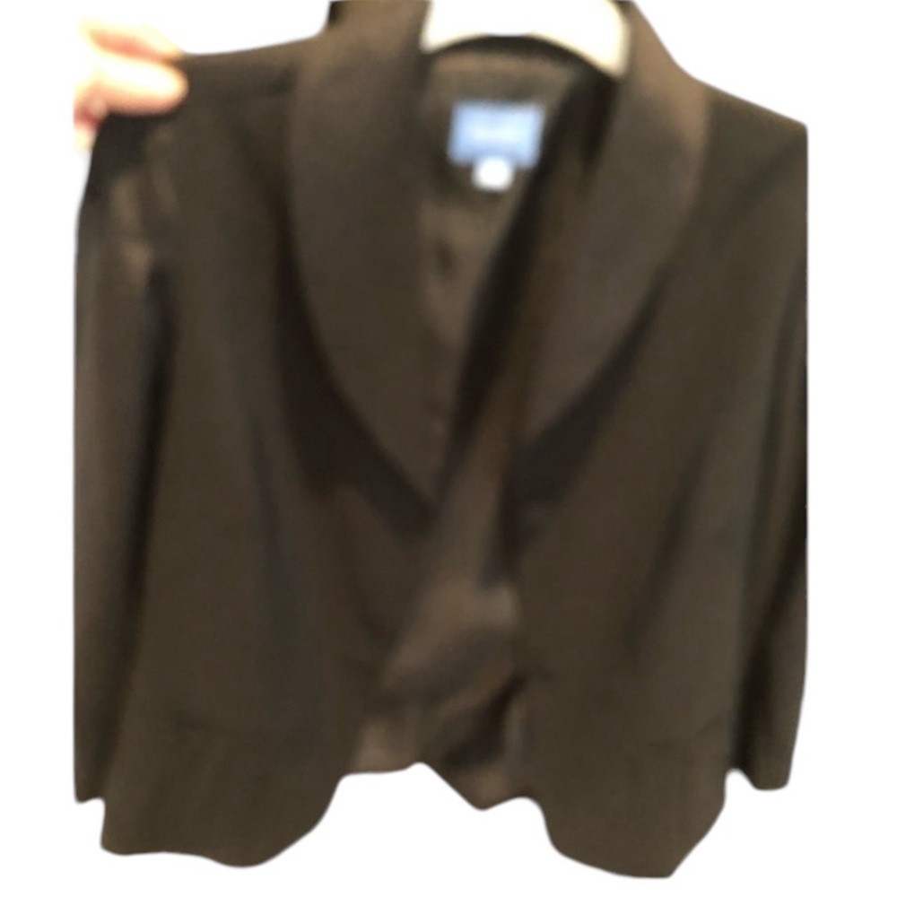 Simply Vera by Vera Wang size  large black front pockets 2 hidden buttons